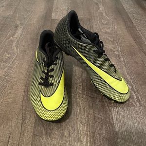 Nike Soccer Cleats (Size: 6Y)